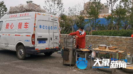 “河南漂流哥”带上千斤物资 为郑州卡车司机提供免费餐食