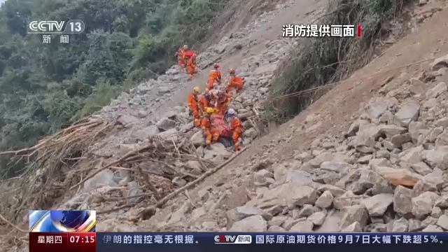 四川泸定磨西镇道路被阻断 消防员成功转移多名群众