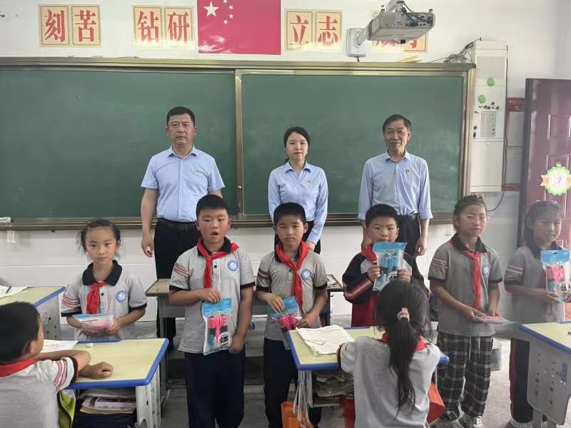 多彩“六一 ”  护航儿童成长 ——河南博苑律师事务所党支部开展“六一”助学活动